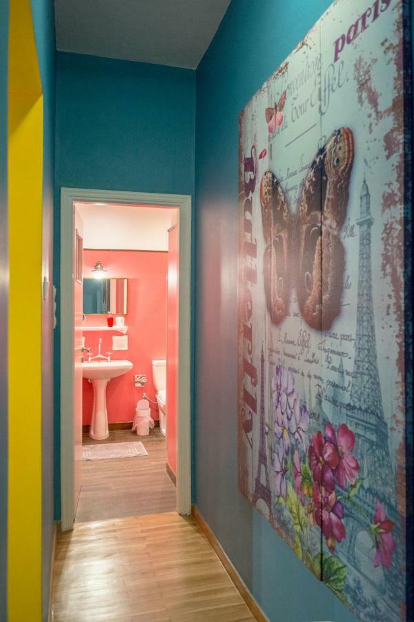 "Casa De Colores", Next To The Metro Athens Exterior photo